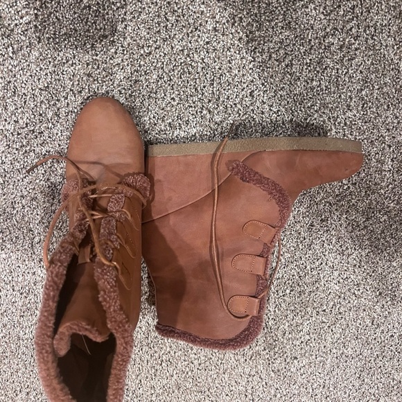 Shoe Dazzle Tan Wedge Shoes with Stylish Design - Picture 2 of 8